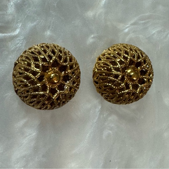 Monet gold tone puffy filigree button stud earrings signed - Picture 3 of 9
